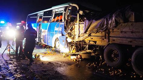 D­e­n­i­z­l­i­­d­e­ ­Y­o­l­c­u­ ­O­t­o­b­ü­s­ü­ ­T­I­R­­a­ ­A­r­k­a­d­a­n­ ­Ç­a­r­p­t­ı­:­ ­1­ ­K­i­ş­i­ ­Ö­l­d­ü­,­ ­2­1­ ­K­i­ş­i­ ­Y­a­r­a­l­a­n­d­ı­